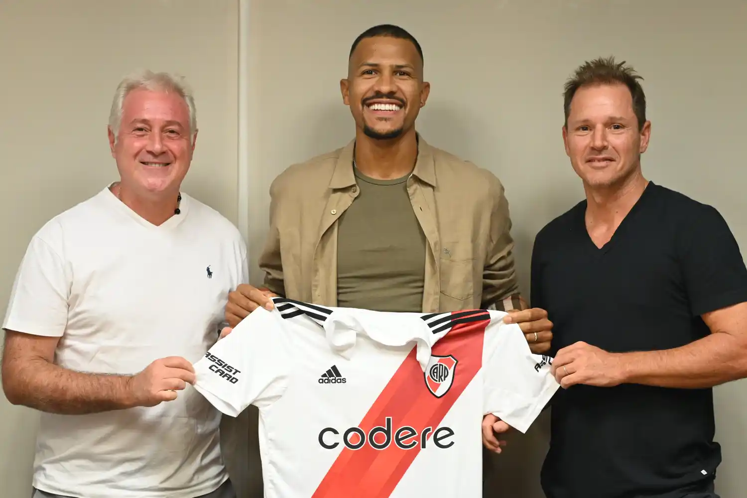 Rondón, con los dirigentes Matías Patanian y Jorge Brito.