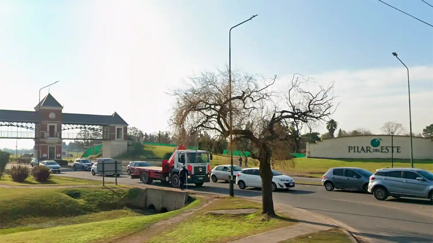 Cuando llegaron al lugar, los efectivos encontraron que el sospechoso ya había sido retenido por guardias y vecinos.