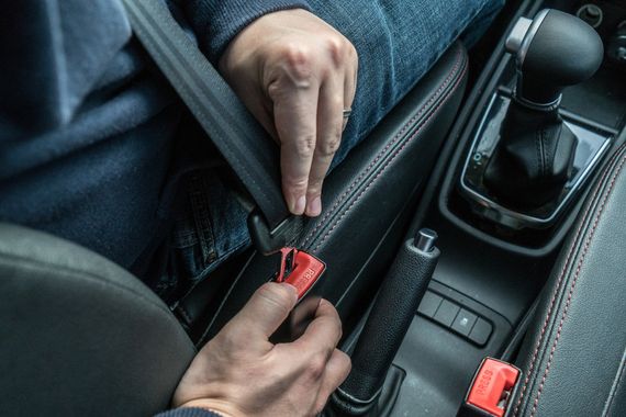 ¿Pueden multarte por conducir sin el cinturón de seguridad?