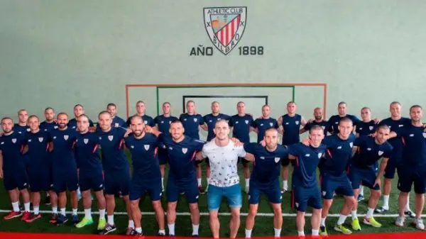 Un equipo de fútbol se cortó el pelo por el cáncer de un jugador
