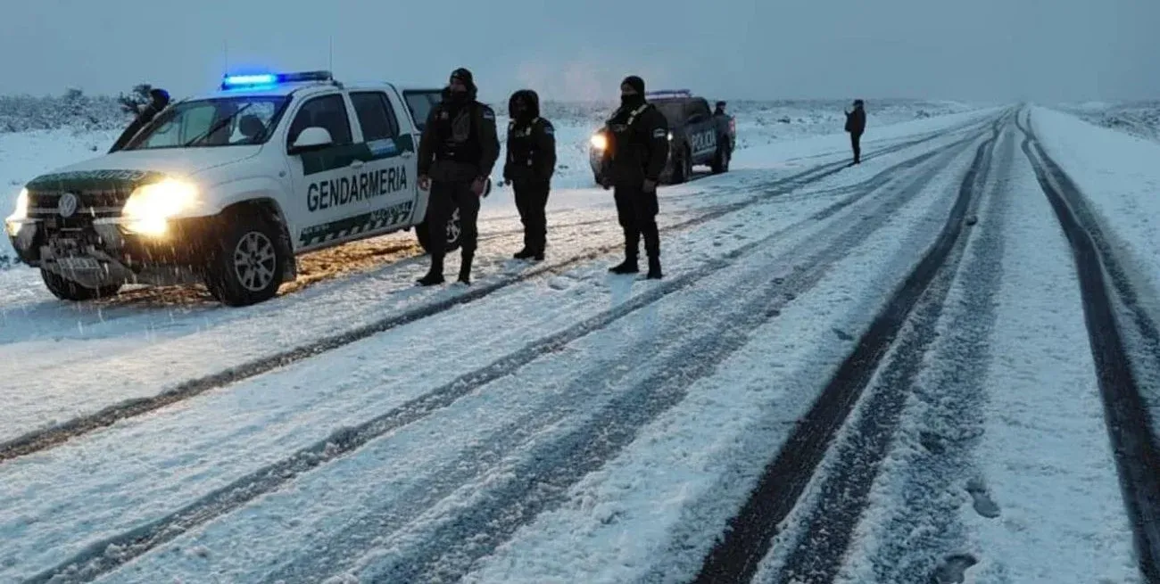 Las autoridades manifestaron la necesidad de conducir con “mucha precaución” ante la presencia de nieve y hielo sobre la calzada. Foto: Gentileza