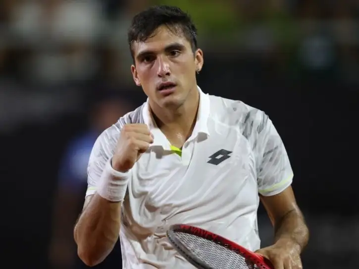 Román Burruchaga eliminó a Lorenzo Sonego.