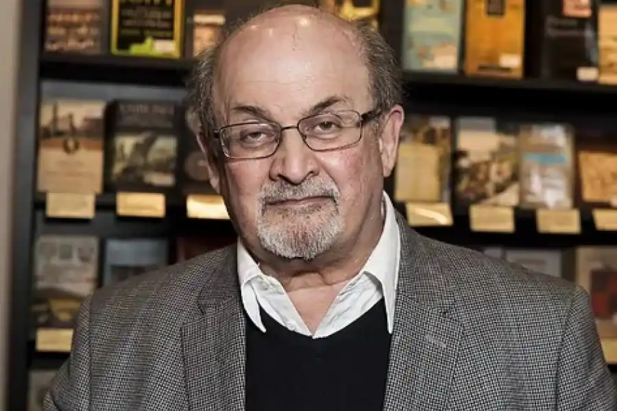Atacaron al escritor Salman Rushdie durante una lectura pública en Nueva York