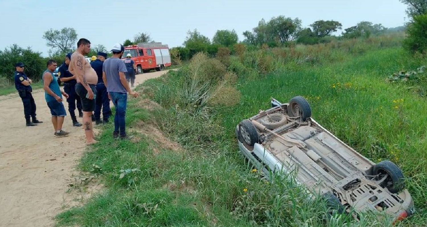 Volcó una camioneta en un camino vecinal cerca del Arroyo Ñancay