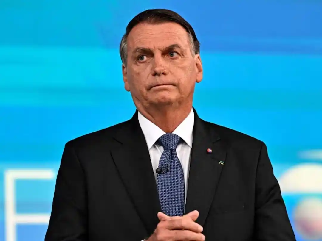 El ex presidente estuvo acompañado por policías que custodian su residencia de Brasilia, donde cumple prisión domiciliaria, y por su esposa, Michelle.