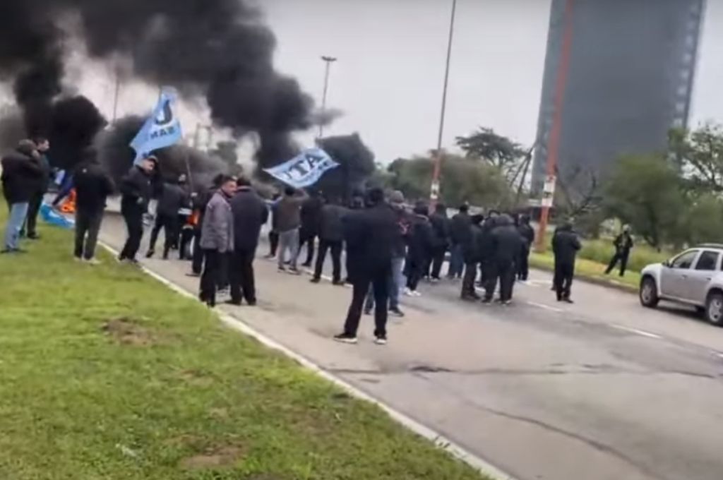 Un corte en la ruta 168 genera un colapso total en el tránsito vehicular