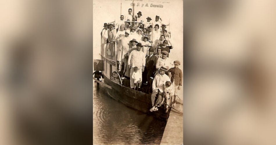 Turistas del “Lido Hotel” posando con la nave de Juan Radesky  (Archivo Gráfico y Museo Histórico)