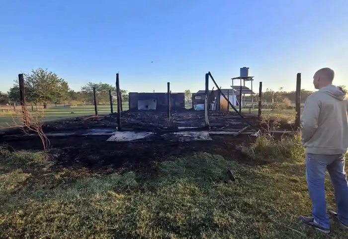 Un incendio destruyó un quincho de "Tanto Antón" en el límite Sur de la ciudad - 1