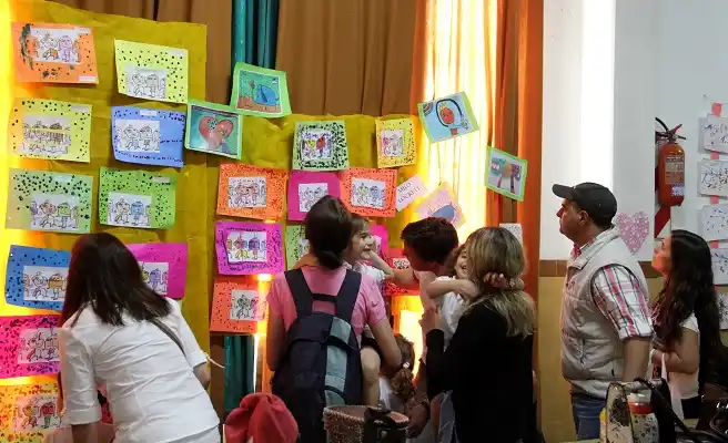 El jardín de la Villa Malvina expuso una muestra de arte 