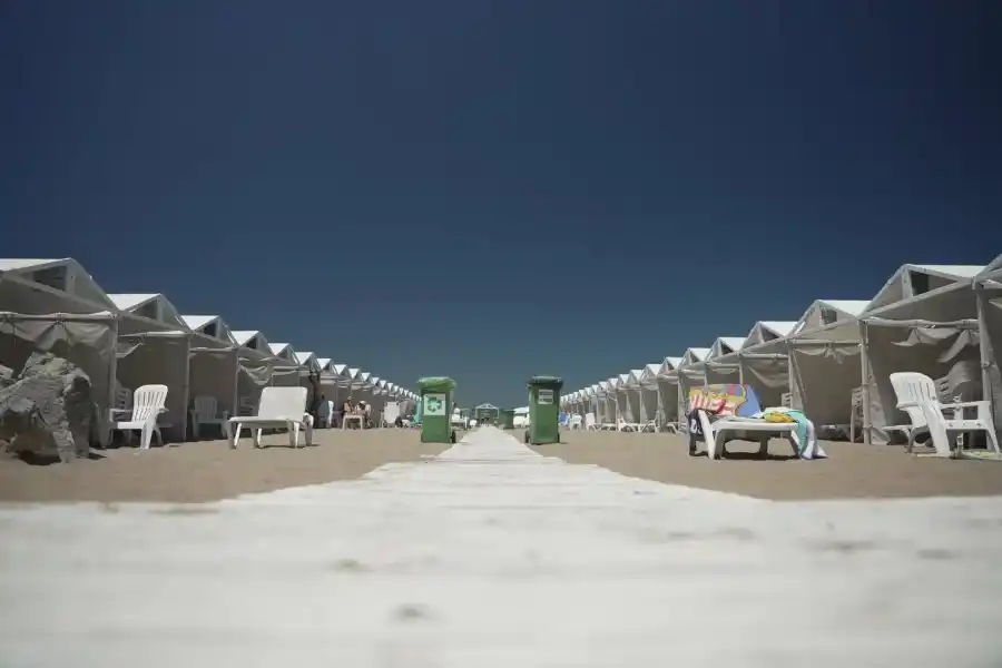 Locura en Mar del Plata: piden hasta 40 mil pesos por día por el alquiler de una sombrilla con 4 sillas