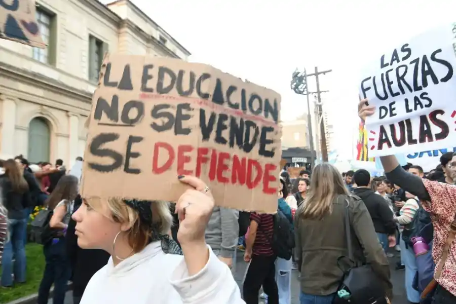 Movilización en defensa de la ley de financiamiento universitario ante la amenaza de veto