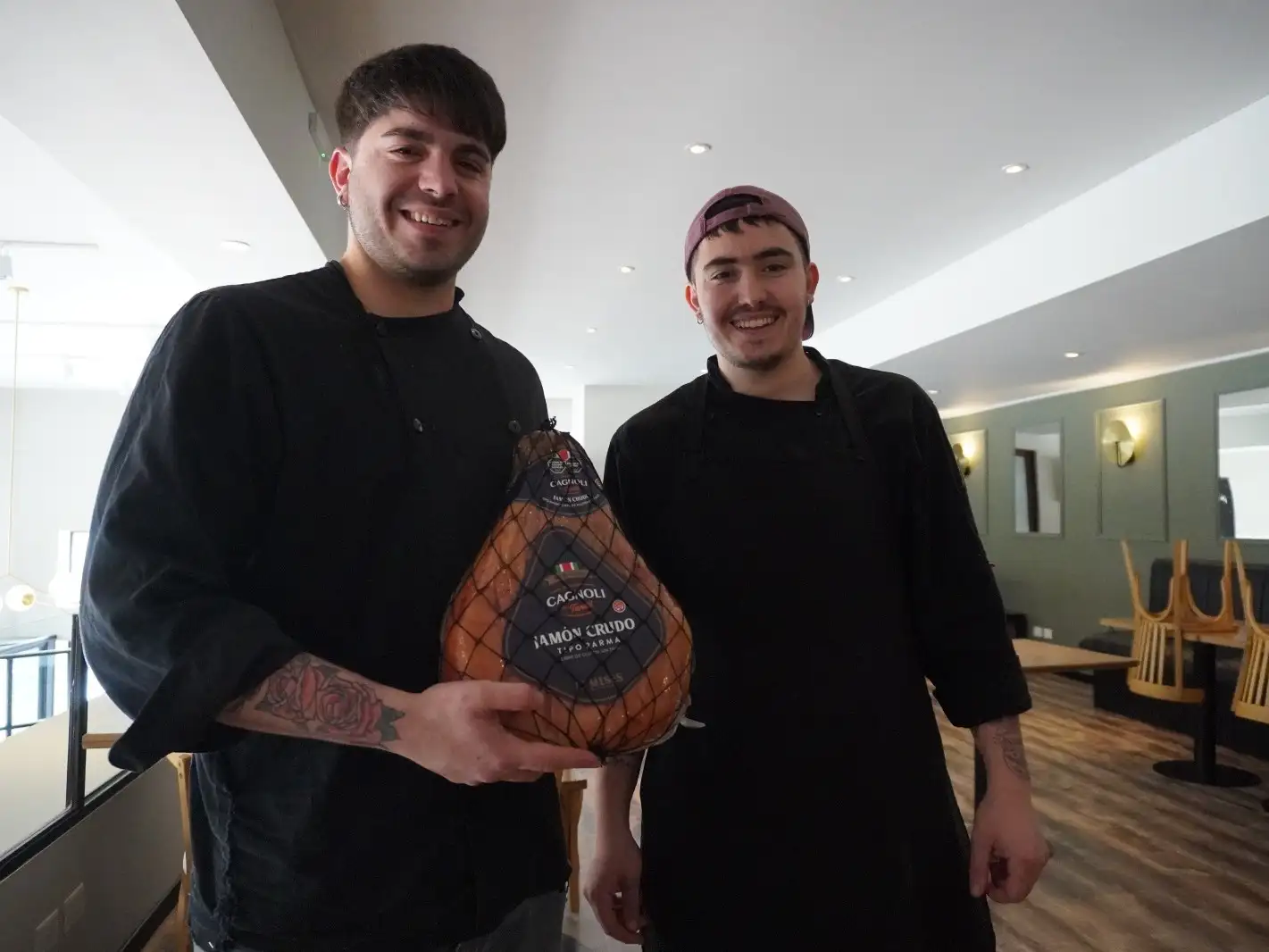 A Nahuel y Tomás les tocó el Jamón Crudo con 12 meses de estacionado.