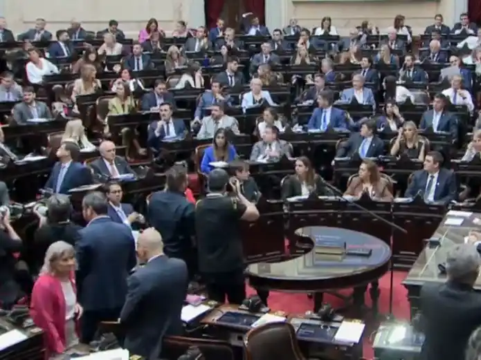 Diputados presentaron un amparo contra el DNU que amplía las facultades de la SIDE