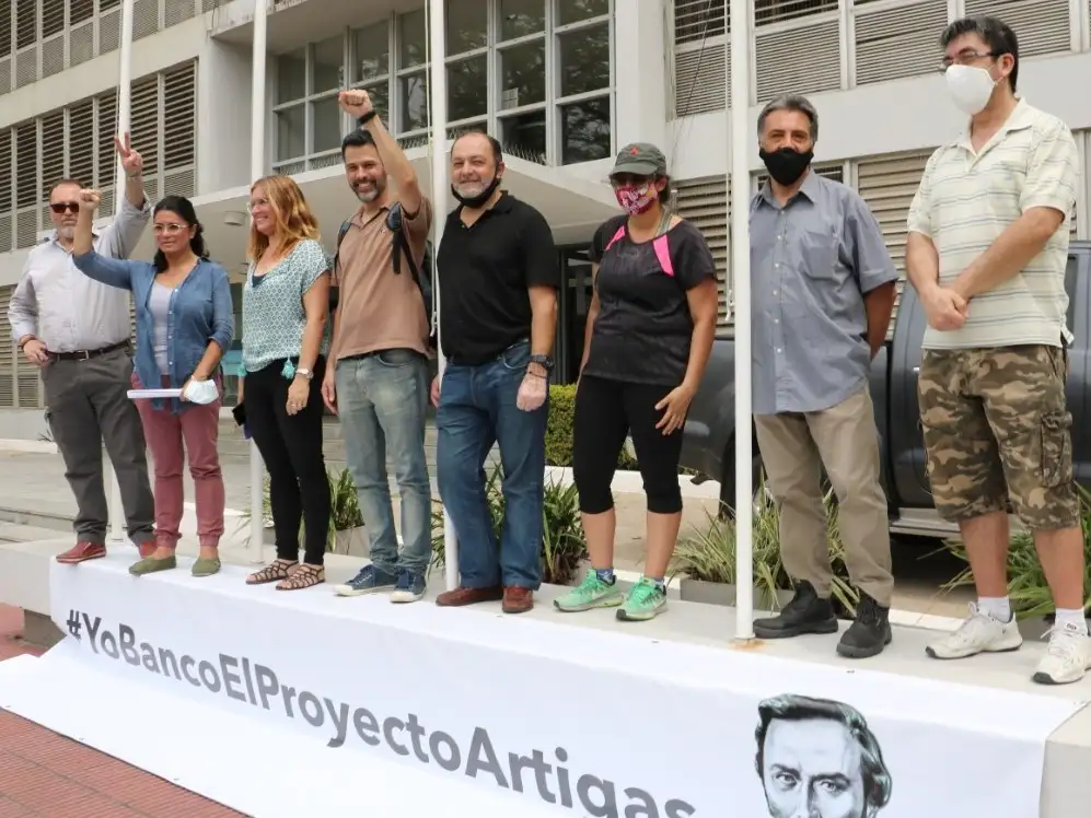 Dolores Etchevehere y trabajadores despedidos de El Diario protagonizaron una asamblea frente a Tribunales