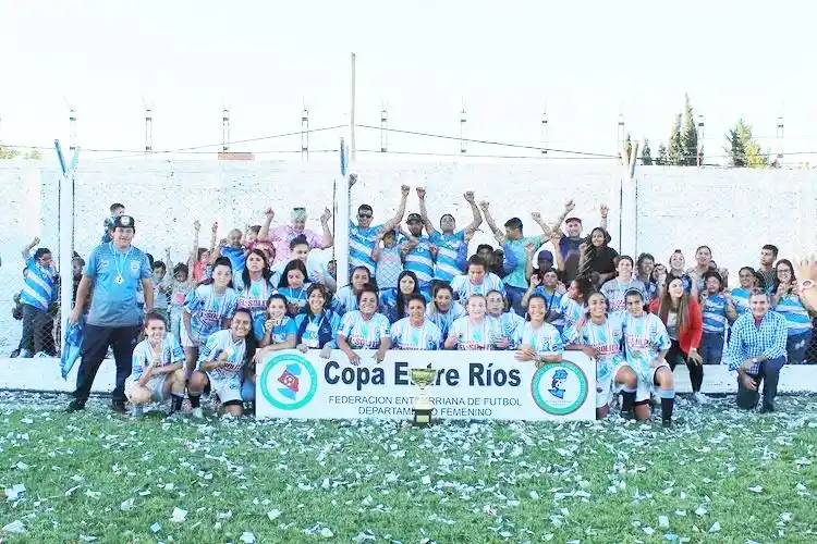 Las �SPEKES⬝ del Constitución campeonas entrerrianas de fútbol femenino