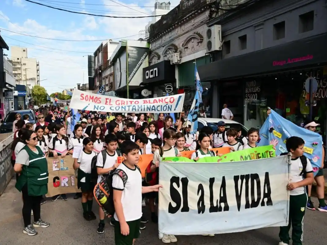 Alumnos de Gualeguaychú renovaron el rechazo a Botnia: "No a la contaminación"