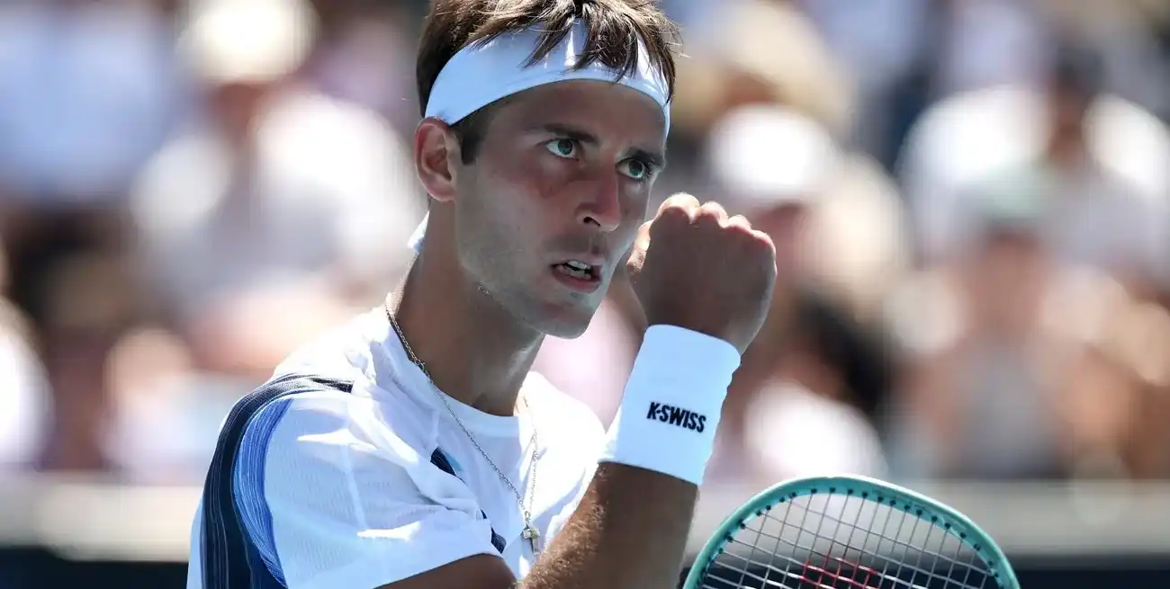 El argentino Etcheverry festejó su exitoso debut en Australia ante el serbio Miomir Kecmanovic. Foto: REUTERS / Edgar Su.