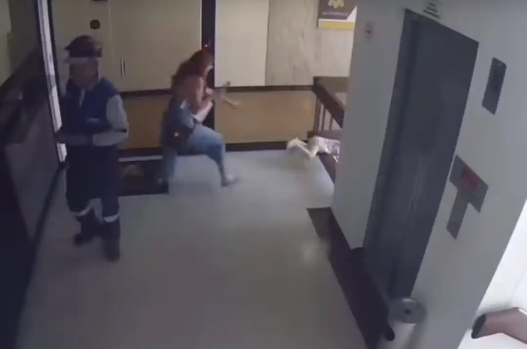 Video: Madre se distrae con el celular, pero salva a su hijo de caer al vacío