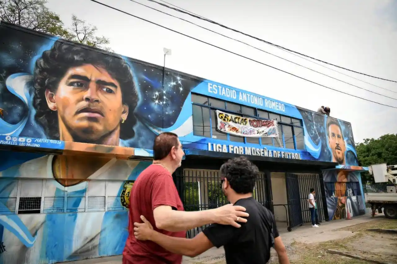 Se presentó oficialmente el mural de Maradona y Messi en el Estadio de la Liga Formoseña de Fútbol