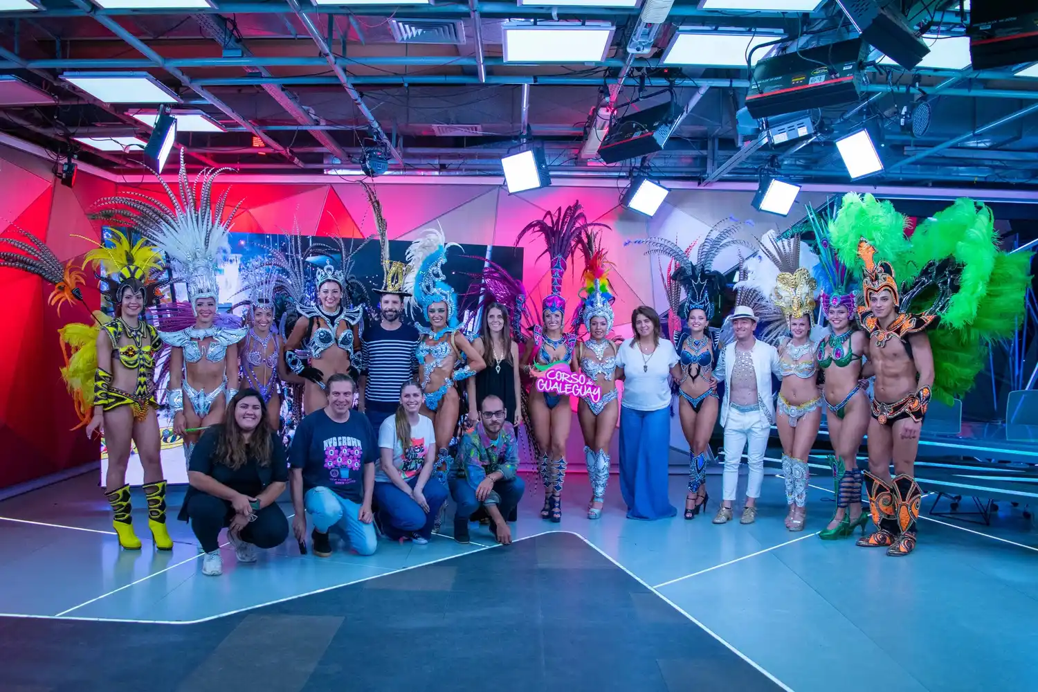 Autoridades municipales junto a representantes de las tres comparsas.