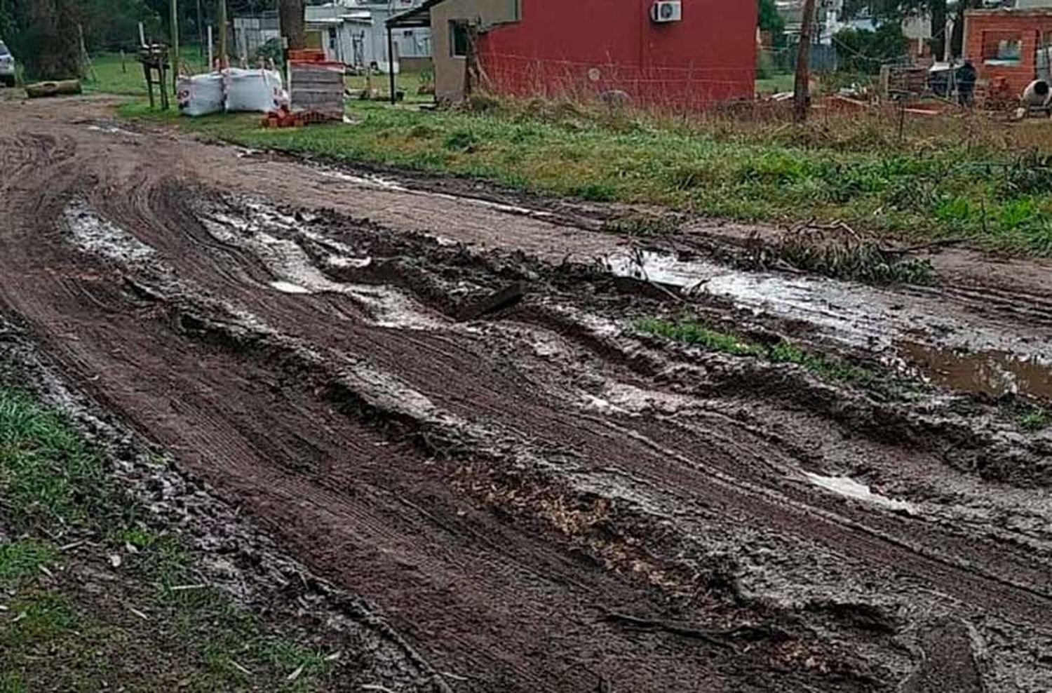 Barrios con barro: “Es urgente una respuesta del municipio que resuelva la problemática”