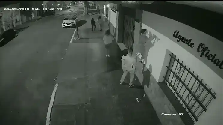 Sólo por maldad, jóvenes rompieron cartel de un local -VIDEO-