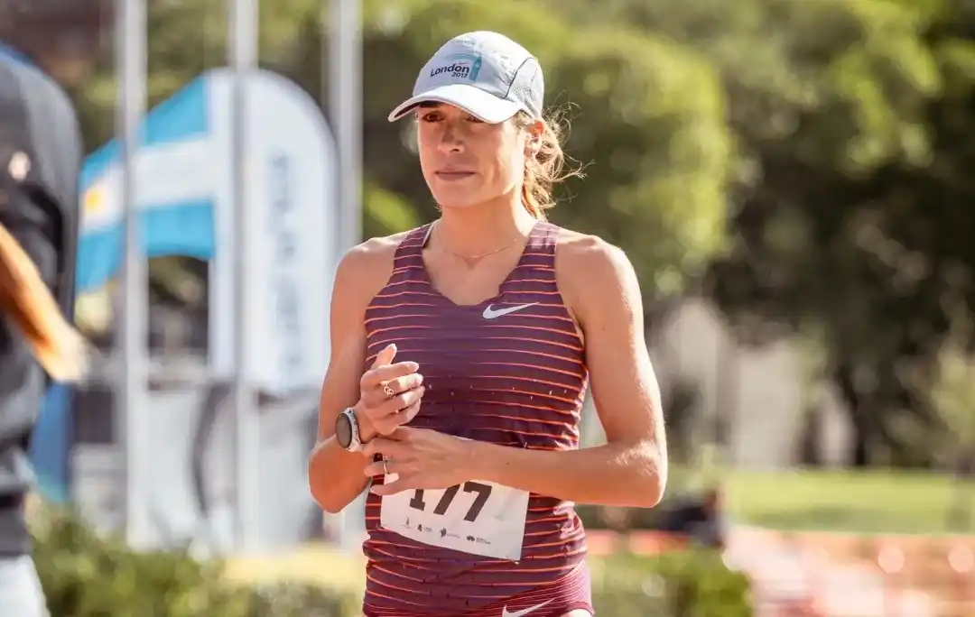 Belén Casetta con la mirada puesta en el objetivo.