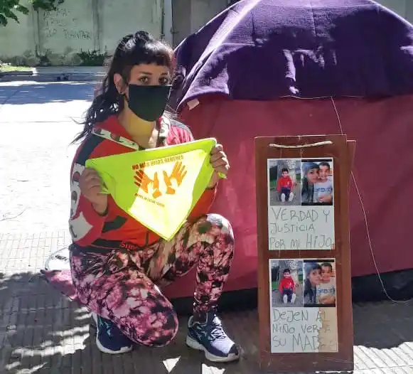 Madre acampa en el Juzgado de Azul para reclamar que le devuelvan la tenencia de su hijo