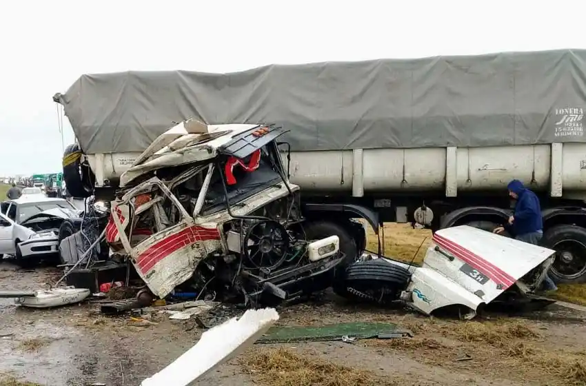Impactante choque en la autopista Rosario-Santa Fe: 5 heridos, entre ellos una mujer embarazada