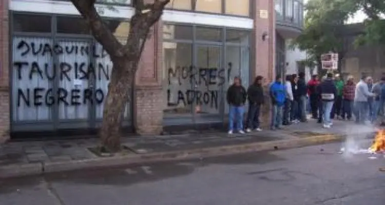 Los trabajadores de Papel Prensa quieren “escrachar” a sus jefes