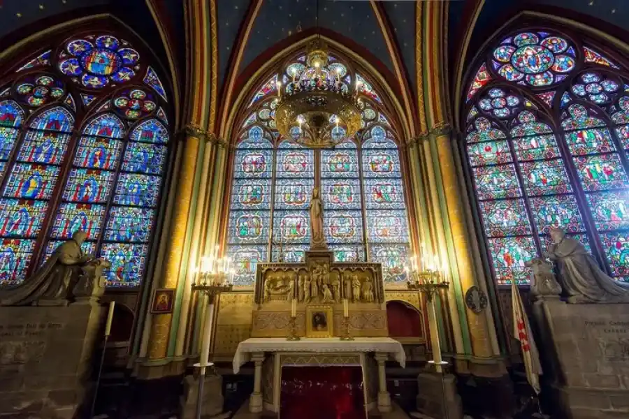 Las capillas y altares laterales tuvieron que ser restaurados después de que fueran parcialmente destruidos durante la Revolución Francesa -