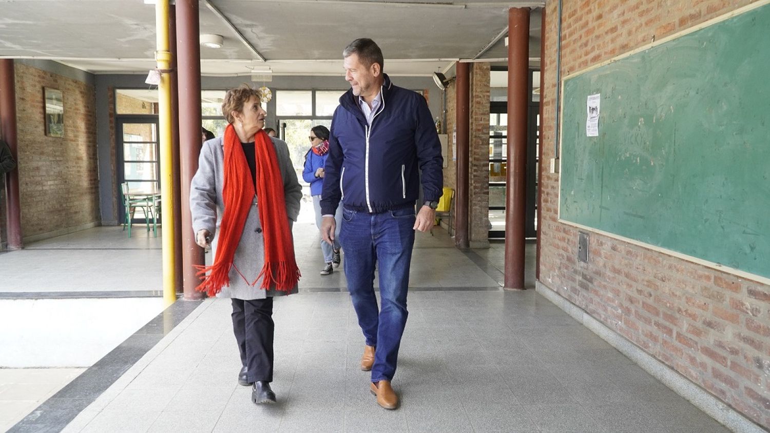 Con gran alegría Mireya López Bernis emitió su voto