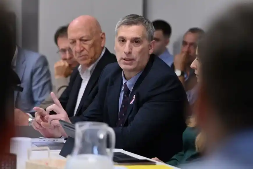 El miércoles, Olivares y otros funcionarios fueron a Diputados para hablar el convenio.