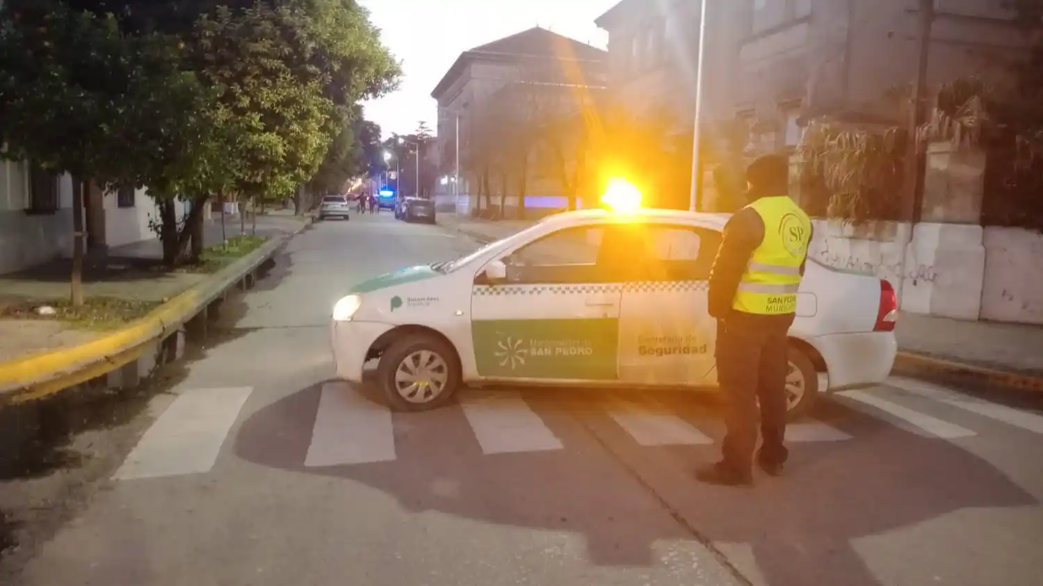 Personal de tránsito corto el acceso al edificio - amenaza de bomba