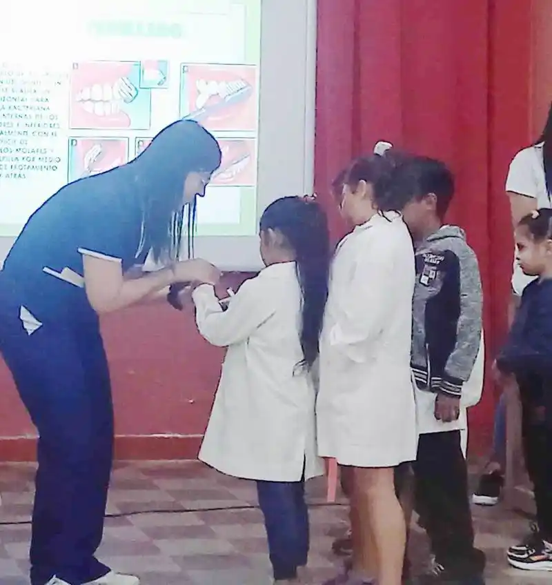 Taller de salud bucal en el Hogar Escuela Don Bosco