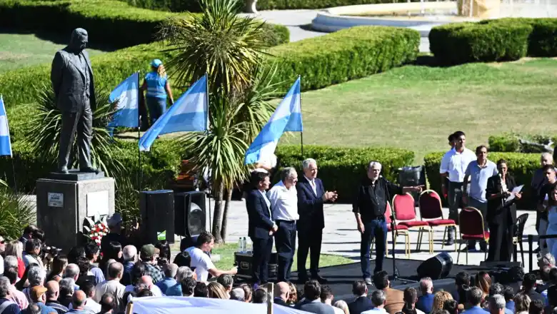 Homenaje a Raúl Alfonsín en La Plata al cumplirse 99 años de su nacimiento