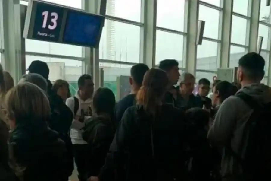 Detuvieron a una azafata de Aerolíneas Argentinas: el audio amenazante