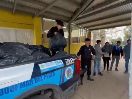 El Juzgado Federal N°3 y la Policía Federal donaron vestimenta infantil a una escuela