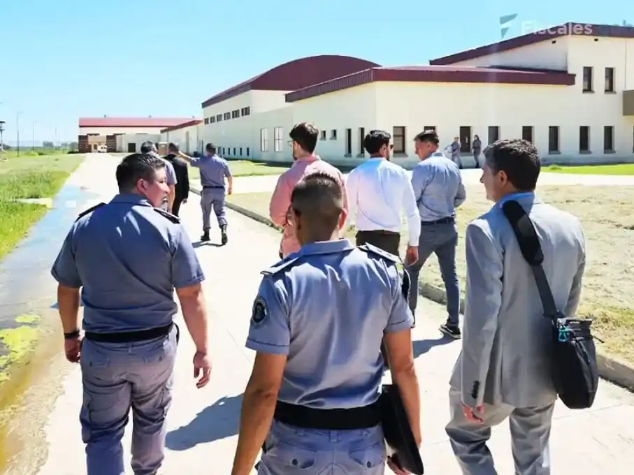 Los fiscales y el personal penitenciario recorren el predio, camino a los lugares de alojamiento. Foto: Claudio González / Ministerio Público Fiscal.
