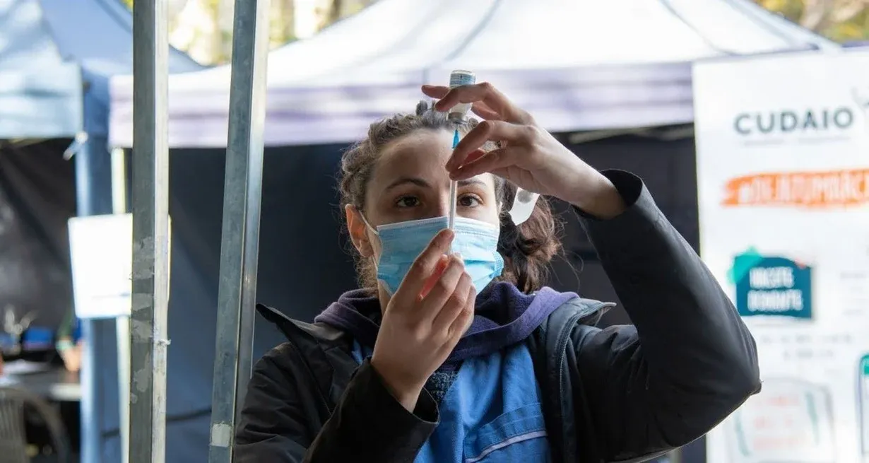 Recomiendan recibir la vacuna contra fiebre hemorrágica y donar plasma 