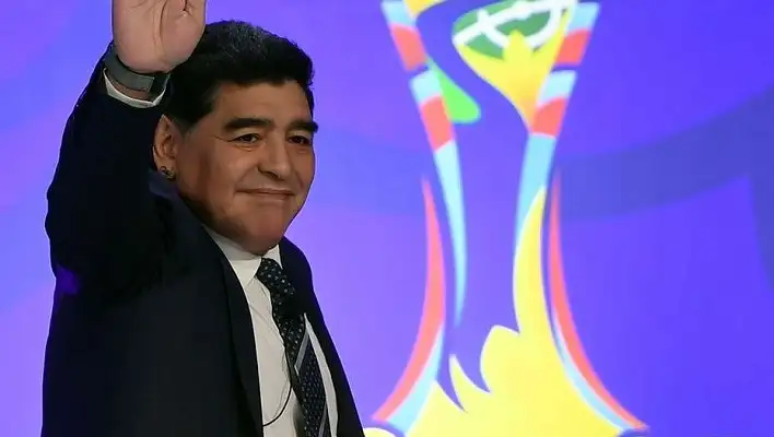 Maradona: "Si Tinelli no se va, renuncio a la FIFA"