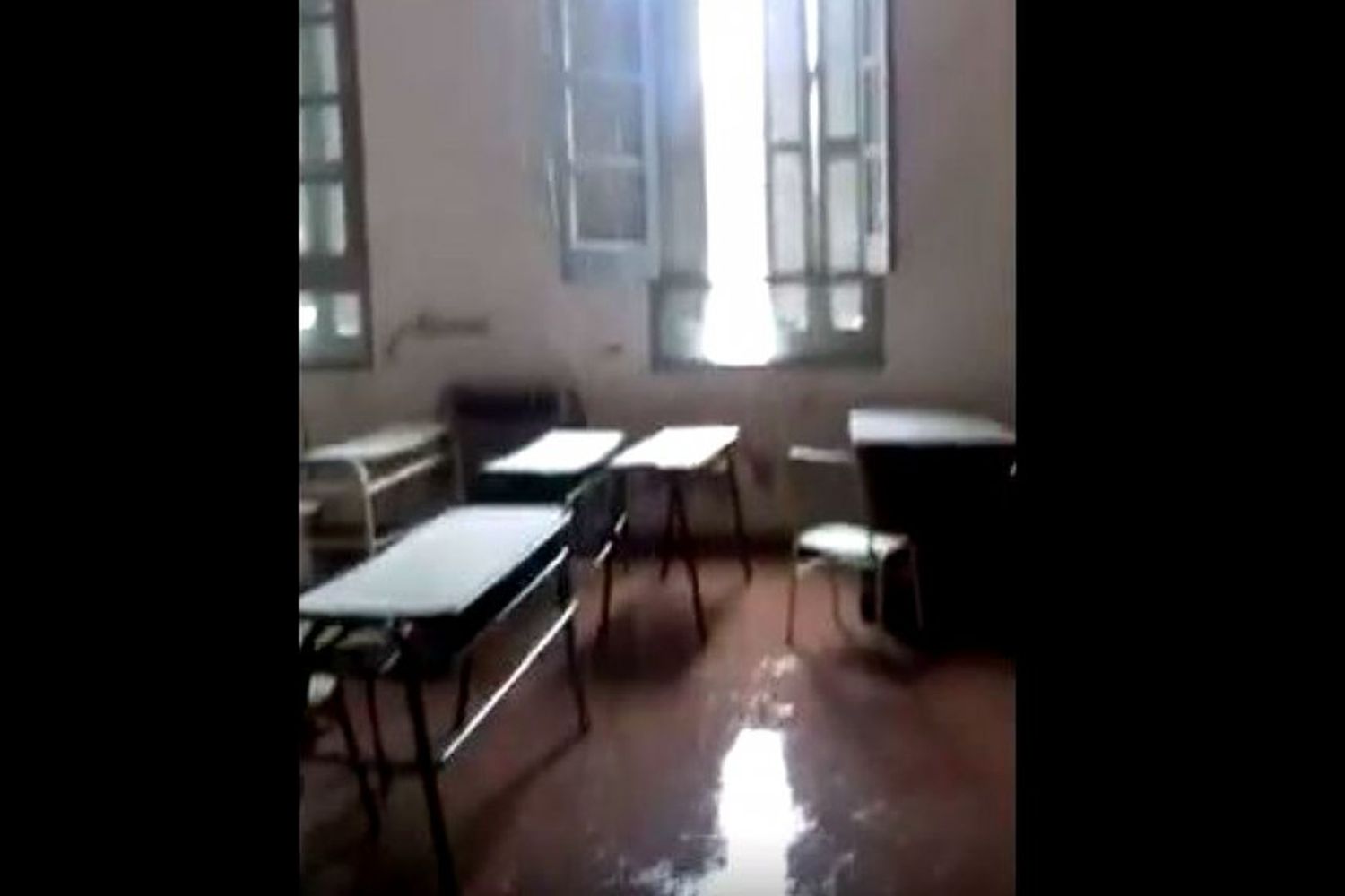 Video: Se inundó un aula de una escuela de Concepción del Uruguay