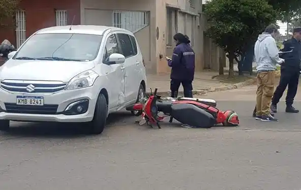 Un auto en contramano chocó a un joven en moto: fue hospitalizado