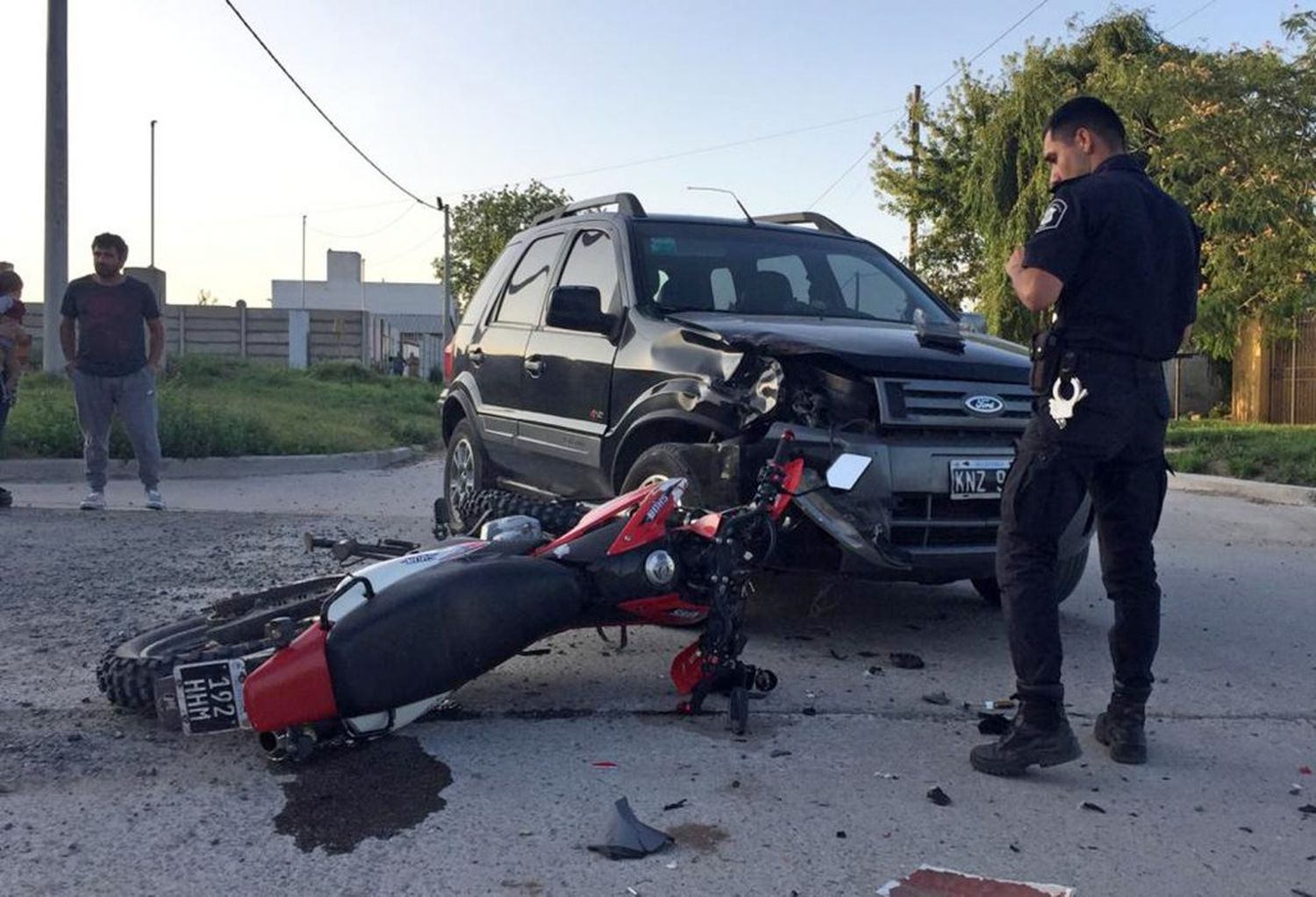 Tras un choque, un joven  motociclista quedó en terapia  y su estado es reservado