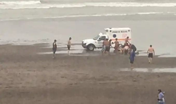 Video: Un rayo cayó sobre una playa de Monte Hermoso y dejó 6 heridos