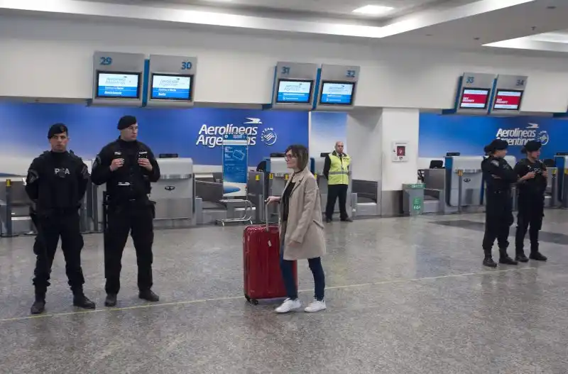 Más de 300 vuelos cancelados por el paro que afecta a miles de pasajeros