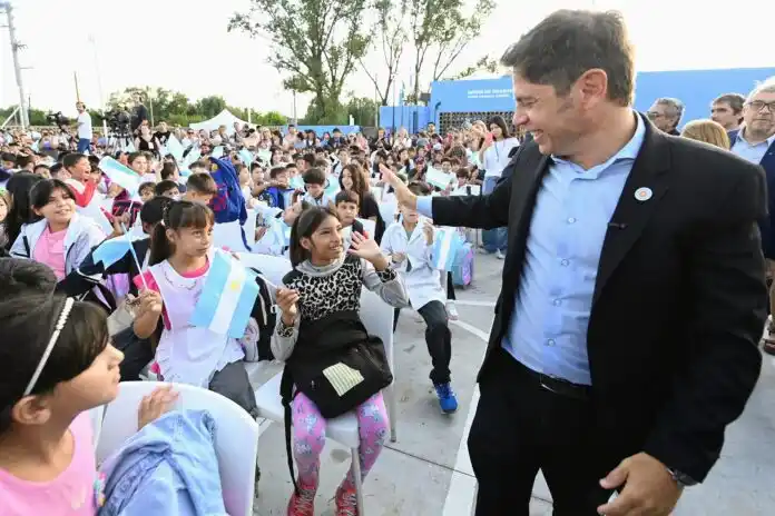 Axel Kicillof junto a alumnos en Pilar. (Gobierno PBA)