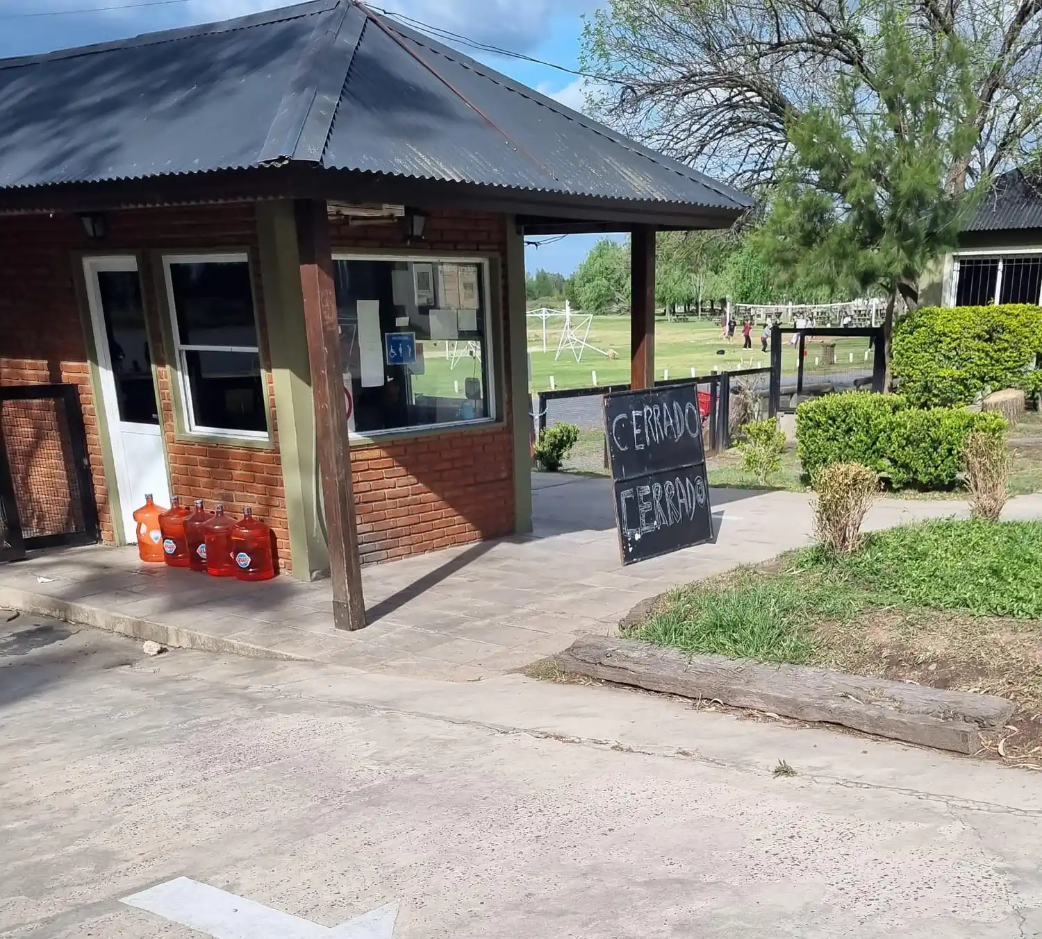 Playa Mansa cerrada, pero abierta para el acceso público