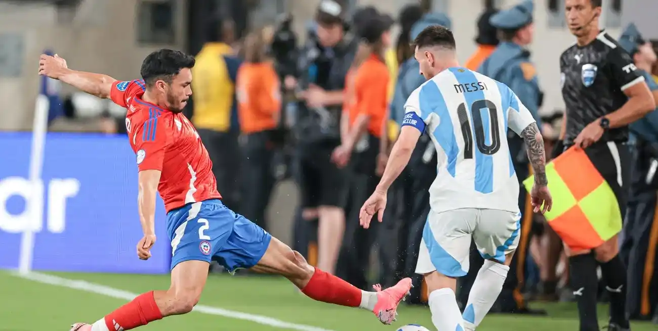 Pese a la molestia, Messi jugó los 90 minutos ante Chile. Crédito: Reuters