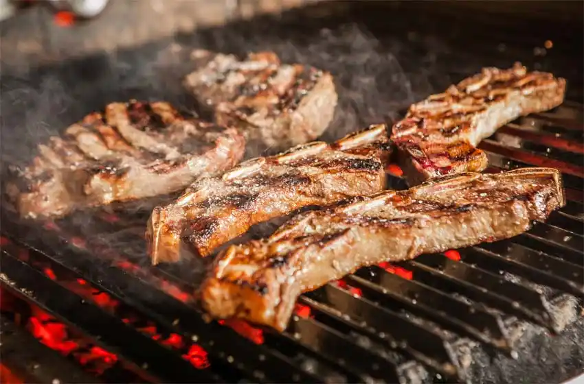 Hacía un asado en la vereda, motochorros le robaron la carne y quedó registrado en las cámaras de seguridad